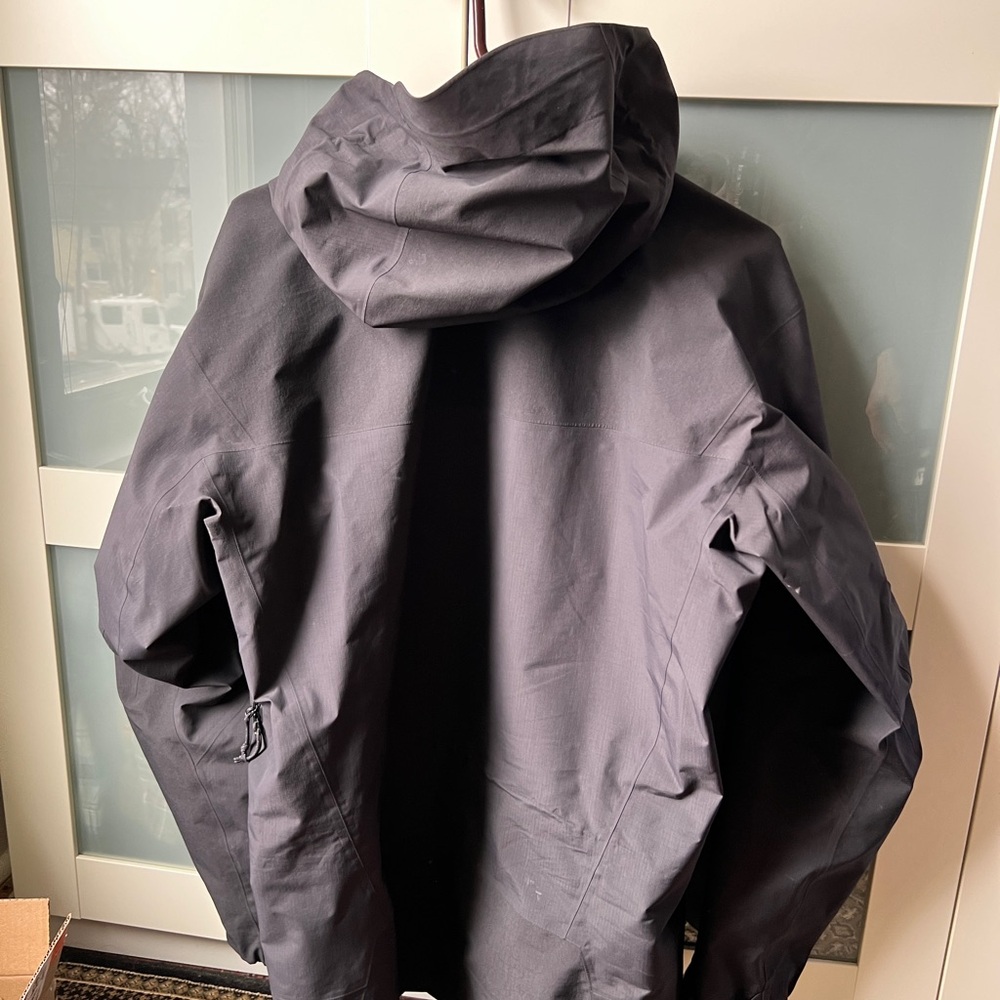 Arc'teryx Beta AR Black Raincoat - Picture 3 of 16